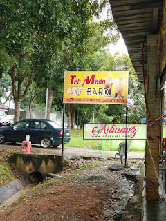 Minum teh tarik dan makan nasi ayam cincang di Warong Teh Madu Bard, Melaka