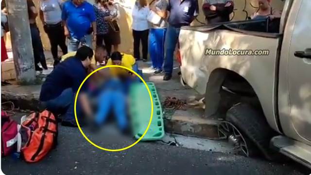El Salvador: Atropellan a dos peatones tras fuerte choque entre un pick y un carro particular en la Avenida España
