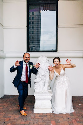 bride and groom roar with lion statue