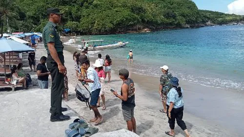 Babinsa Sakti Lakukan Patroli di Pantai Cristal Bay