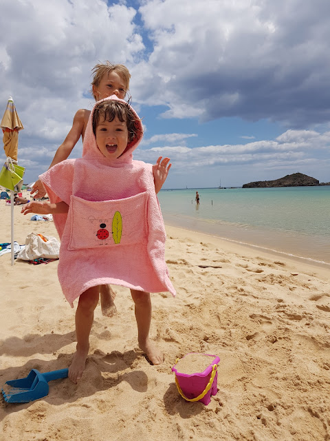 Accappatoio per il mare o la piscina, poncho personalizzato con cappuccio e tasca