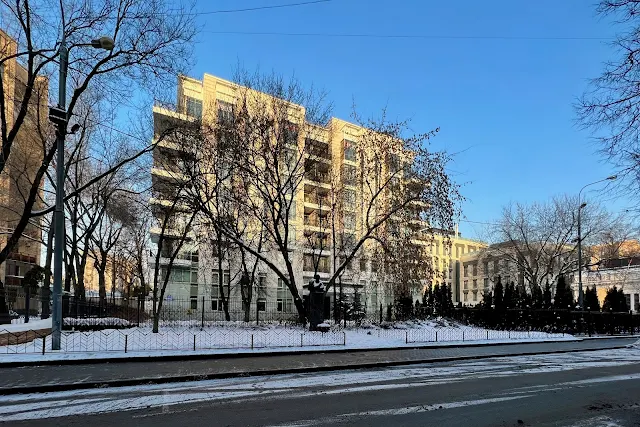 Гранатный переулок, жилой комплекс «Гранатный Палас», памятник архитектору А. В. Щусеву