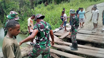 Satgas Yonif 310/KK Banttu Warga Perbaiki Jembatan Rusak di Perbatasan RI-PNG