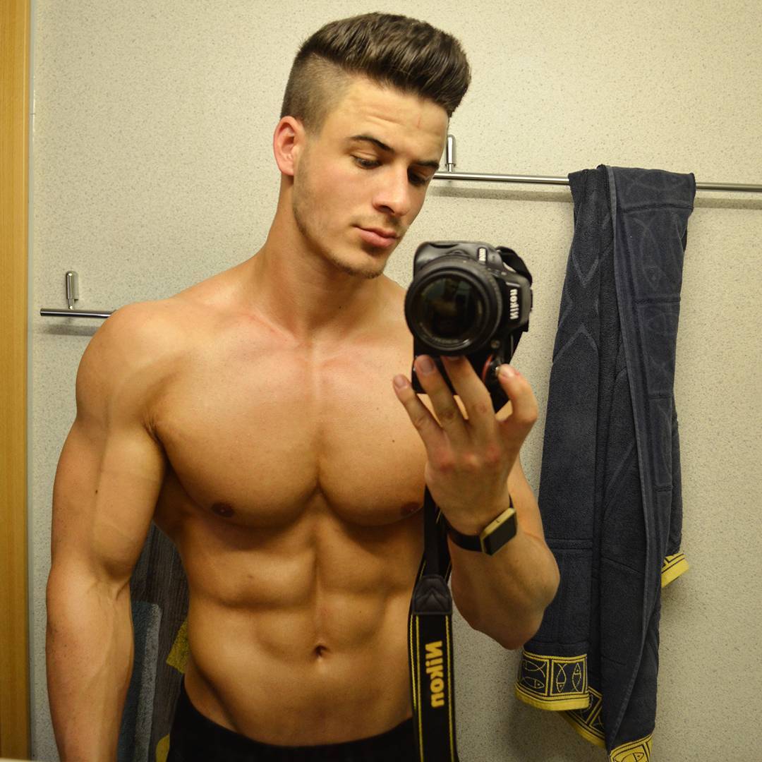 sexy-fit-shirtless-boyfriend-material-muscle-guy-selfie