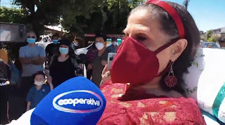 Corina Concha, persona adulta mayor, llegó a votar en camilla en la Escuela Madre Admirable de Temuco