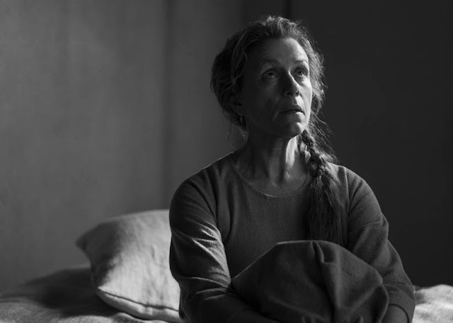 Frances McDormand como Lady Macbeth. Fotograma de Apple TV+.