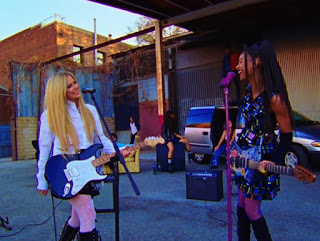 WILLOW e Avril Lavigne invadem a cidade no clipe de “G R O W”