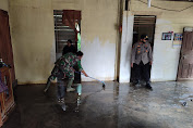 Pasca Banjir, Babinsa Koramil 02/Padang Tiji Bersama Babinkamtibmas Polsek Padang Tiji Bersihkan Rumah Warga