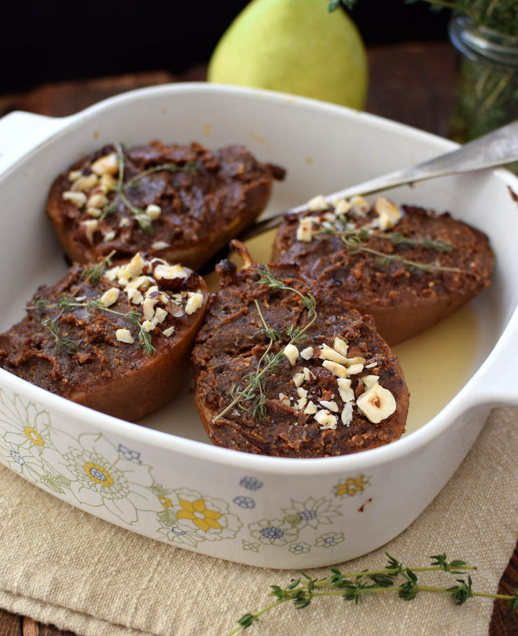 Peras asadas con queso, nueces y miel