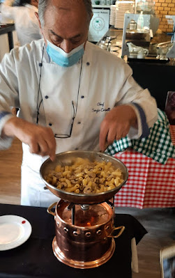 O chef Sérgio Crivelli preparando uma massa na própria mesa do restaurante