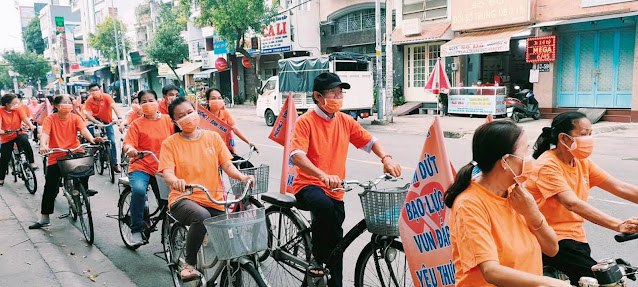 Ban vì sự tiến bộ phụ nữ và bình đẳng giới Phường 7 diễu hành xe trên tuyến đường Hoàng Hoa Thám. (Ảnh: ĐM)