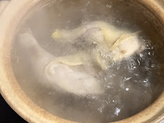 骨付き鶏もも肉を茹でる