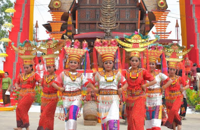 Pakaian tradisional suku Toraja