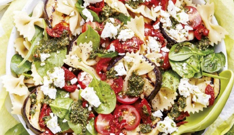 Ensalada Farfalle berenjenas y tomates