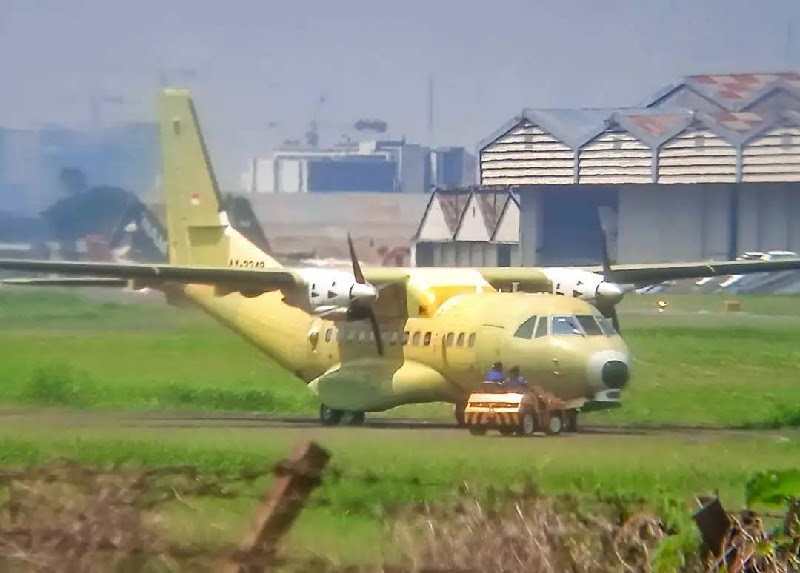 DEFENSE STUDIES: PTDI Uji Coba Pesawat CN-235 Pesanan Customer