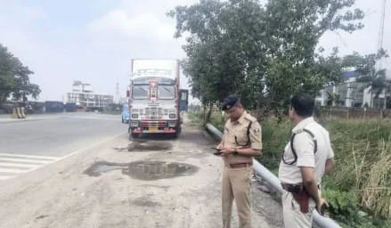 रोहतास जिले के शिवसागर थाना क्षेत्र के सासाराम टोल प्लाजा के समीप गुरुवार को एक खड़े कंटेनर में चालक का शव मिला है।
