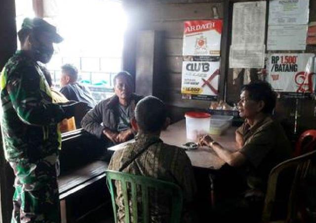 Komsos Di Desa Binaan Bersama Warga Binaan Dilakukan Personel Jajaran Kodim 0207/Simalungun Beri Himbauan Pakai Masker