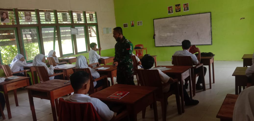 Bantu Cerdaskan Anak Bangsa, Satgas Pamtas Yonif Mekanis 643/Wns Mengajar Siswa SMP Di Perbatasan
