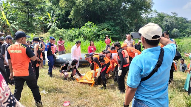 Polisi Bersama Tim Gabungan Berhasil Evakuasi Korban Hanyut di Sungai Brantas Tulungagung