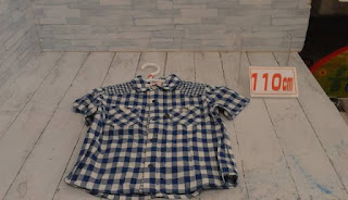中古品　子供服　１１０ｃｍ　３ｃａｎ４ｏｎｅ　ブルー×ホワイト　チェック柄　半袖シャツ　２２０円