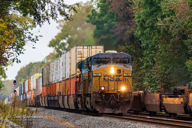 Q017-05 rolls west past eastbound Q004-04 at Herman Road