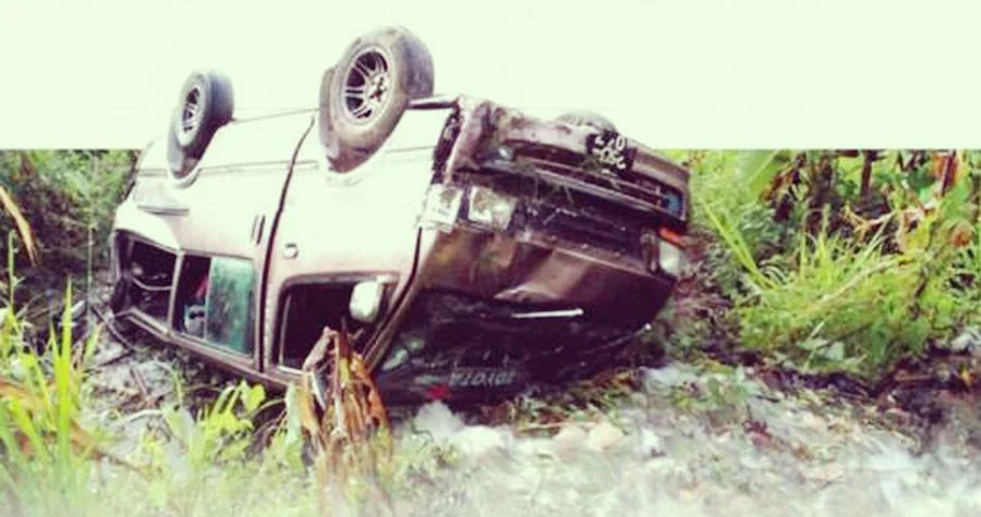 The-van-overturned-on-the-Balangoda-precipice-and-10-members-of-the-reality-team-were-hospitalized