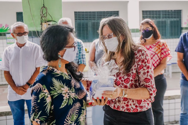 Dia do Professor: Cícero Lucena autoriza reforma da 12ª escola e professores ganham kindles