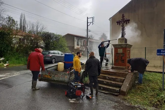 French lay group travels to build crosses and restore faith in Ireland