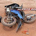 INACREDITÁVEL  – Motocicleta fica completamente destruída após jovem sofrer queda em Rolim de Moura
