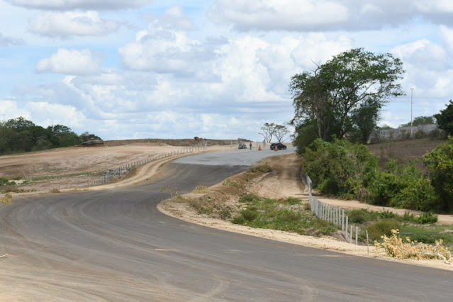 João Azevêdo inspeciona obras do Centro de Convenções e do Arco Metropolitano de Campina Grande