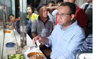 Anies Baswedan Makan Di Warteg, Pemilik Warteg Rugi Besar. Kok Bisa?