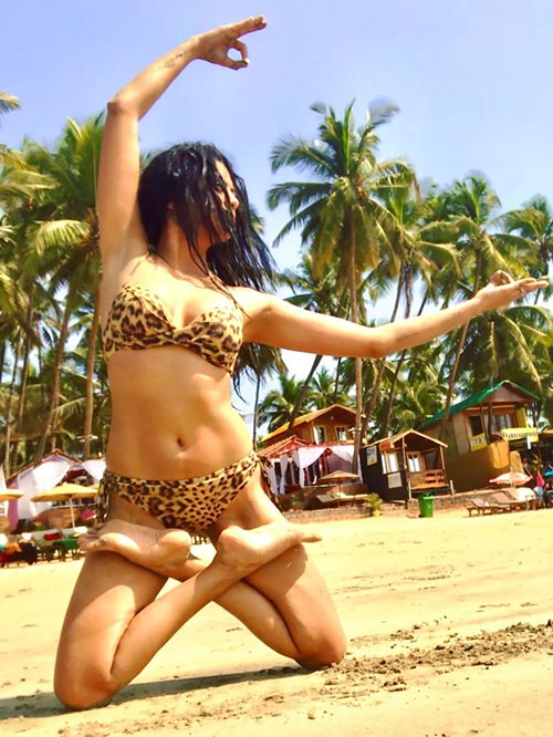 Kavita Kaushik bikini swimsuit hot tv actress