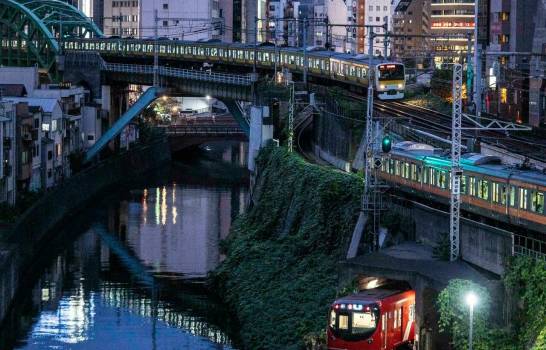 Conductor de tren japonés denuncia sanción de medio dólar por retraso de un minuto