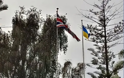 السفارة البريطانية في الرباط ترفع العلم الأوكراني إلى جانب علم بلادها والسفارة الروسية ترد
