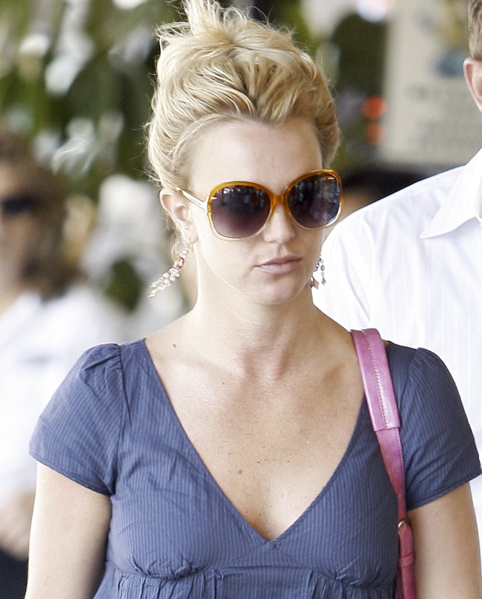 Britney Spears Shopping At The Health And Vitamin Store Health Nut In Los Angeles
