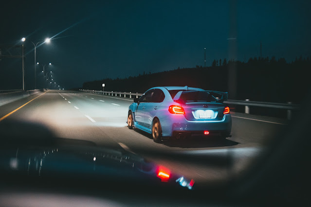 Auto circulando por la noche en una carretera
