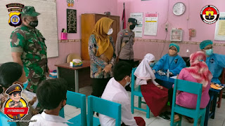 Bhabinkamtibmas Kelurahan Kricak Dampingi Vaksinasi Covid-19 Siswa SDN Tegalrejo III