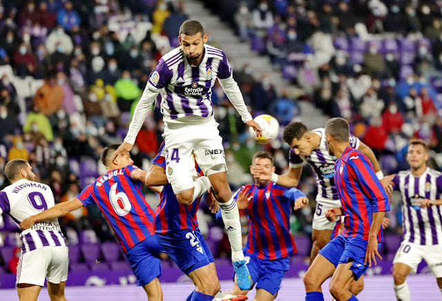 El Yamiq, por detrás de Joaquín, cabecea el córner sacado por Nacho para marcar el primer gol del Valladolid. REAL VALLADOLID C. F. 2 S. D. EIBAR 0. 31/10/2021. Campeonato de Liga de 2ª División, jornada 13. Valladolid, estadio municipal José Zorrilla. GOLES: 1-0: 68’, El Yamiq remata de cabeza un córner desde la izquierda sacado por Nacho. 2-0: 81’, Toni Villa remata un pase de Shon Weissman.