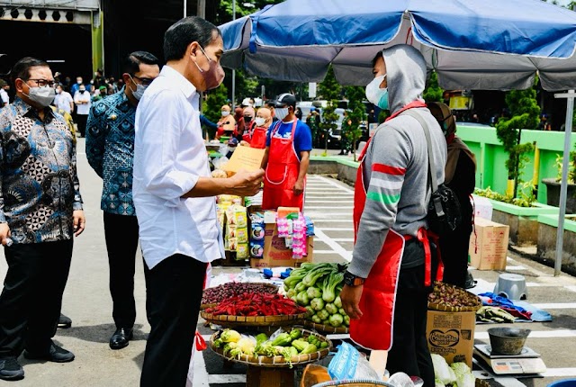 Presiden Jokowi Berikan Bantuan Tunai untuk Pedagang Kaki Lima dan Warung