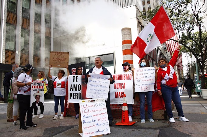 Peruanos se manifiestan contra su Presidente y a favor de censura