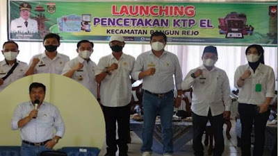 Bupati Musa Ahmad Serahkan Alat Rekam dan Cetak Dokumen Kependudukan di Dua Kecamatan