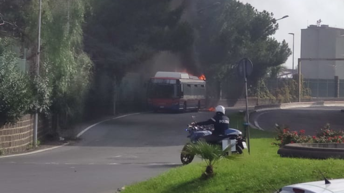 incendio autobus Amts linea 523 piazza Borsellino