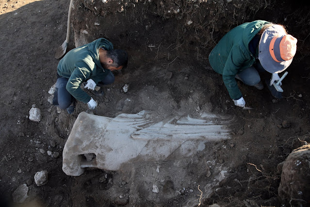 Archaeologists unearth 2,000-year-old statues in western Turkey