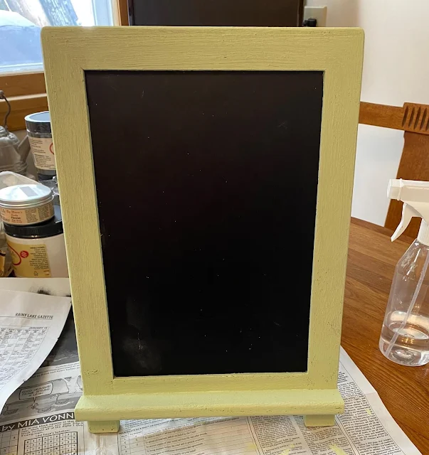 Photo of an easel chalkboard with frame painted with Dixie Belle Farmhouse Green Chalk Paint.