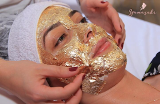 máscara facial com flocos de ouro 24k