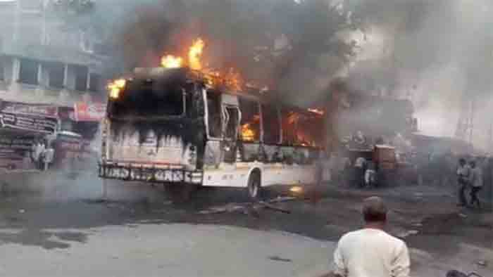 Pune: Fire breaks out in moving bus; firefighters injured, Pune, News, Bus, Fire, Police, Injured, Hospital, Treatment, National.