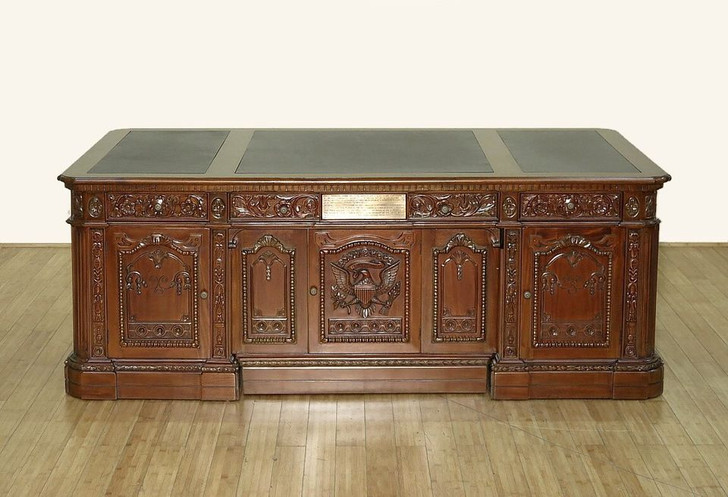 WANT YOUR OWN RESOLUTE DESK? CLICK THIS LINK TO GET ONE ~