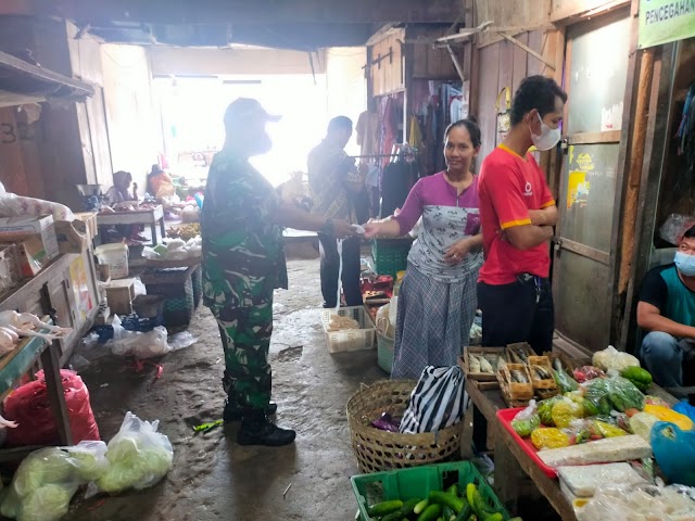 Sambangi pasar Tradisional, Babinsa Koramil 01 Sukoharjo aktif edukasi warga pasar.