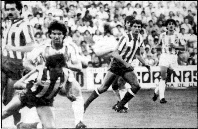 Aracil y Landáburu disputan un balón. REAL VALLADOLID DEPORTIVO 3 CLUB ATLÉTICO DE MADRID 0. 30/06/1984. Copa de la Liga, 2ª edición, final, partido de vuelta. Valladolid, estadio José Zorrilla. El Valladolid gana su único título oficial imponiéndose al At. Madrid en la prórroga, tras haber empatado a 0 en el Calderón