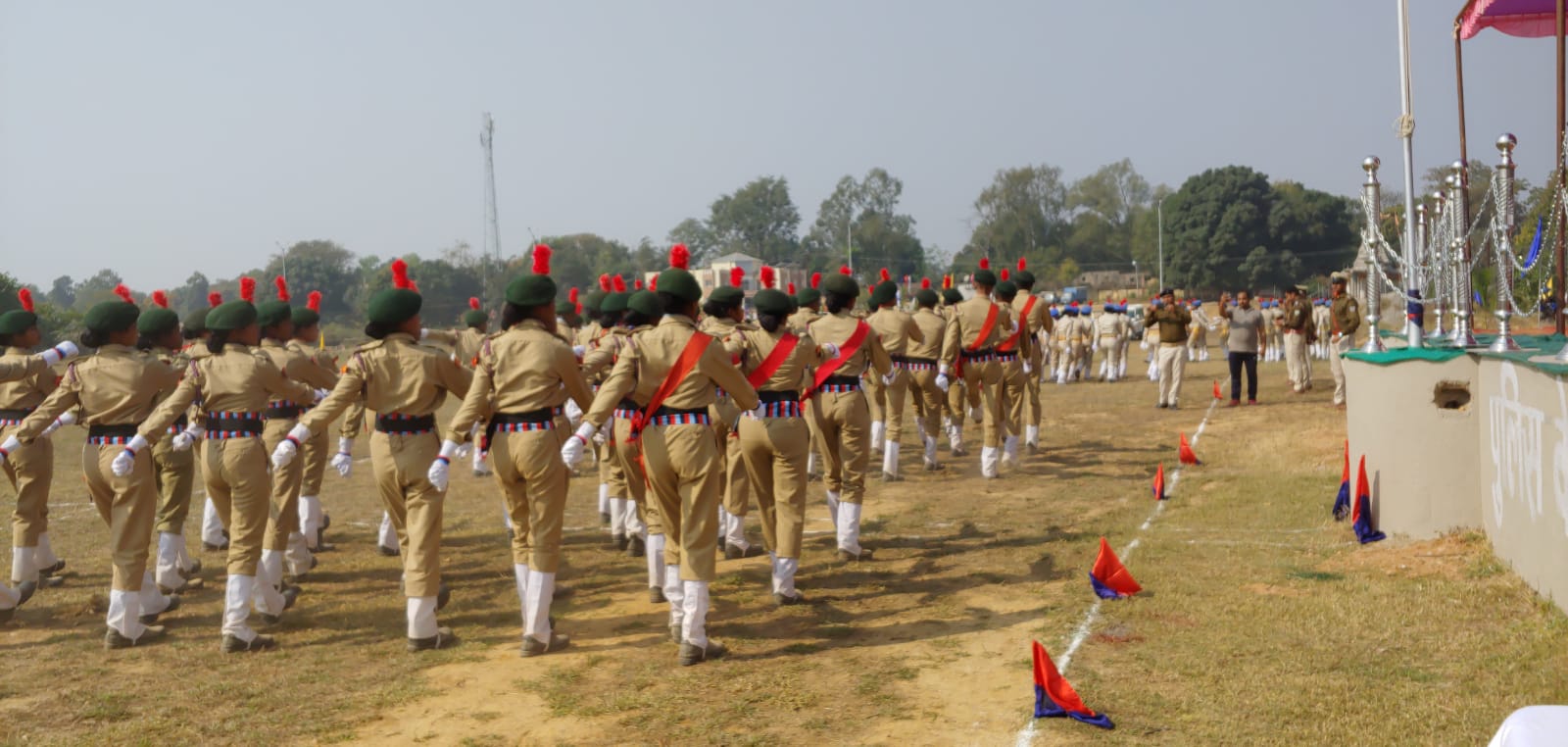 सिमडेगा में धूमधाम से मनाया गया 74वां गणतंत्र दिवस, डीसी आर. रॉनीटा ने किया ध्वजारोहण।